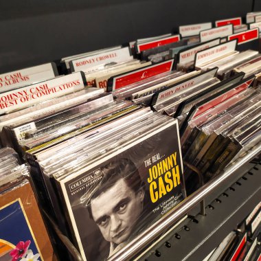 Berlin, Almanya - 12 Ekim 2019: Satılık kompakt disk The Ultimate Johnny Cash Collection ve diğerleri