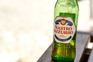 Berlin, Almanya - 2 Haziran 2020: Nastro Azzurro bira şişesi. Peroni Nastro Azzurro Bira Fabrikası bir İtalyan bira şirketi.
