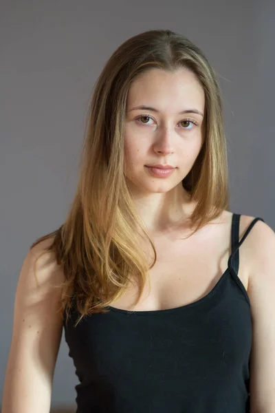 Portré Egy Vonzó Tizenéves Lány Visel Camisole Pózol Nézi Kamera — Stock Fotó