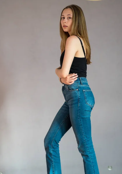 Ganzkörperporträt Eines Hübschen Teenagers Mit Schwarzem Tank Top Und Jeans — Stockfoto