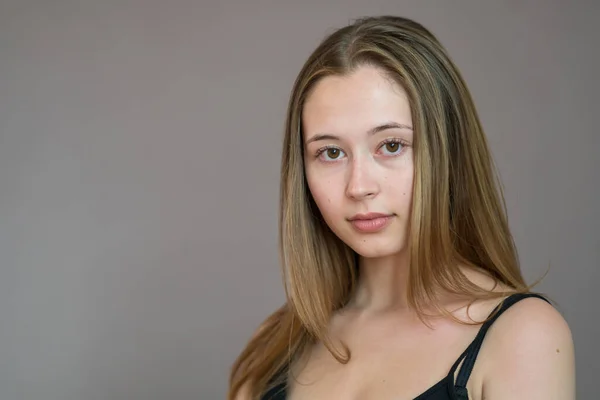 Retrato Uma Adolescente Atraente Vestindo Uma Camisola Posando Olhando Para — Fotografia de Stock