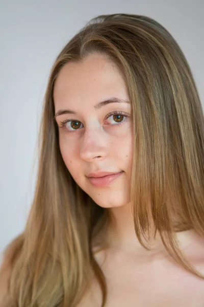 Feche Retrato Uma Linda Adolescente Sorrindo Olhando Para Câmera Estúdio — Fotografia de Stock