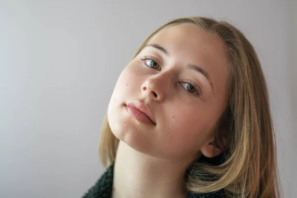 Tutup Potret Seorang Wanita Muda Cantik Dan Menawan Dengan Kulit — Stok Foto