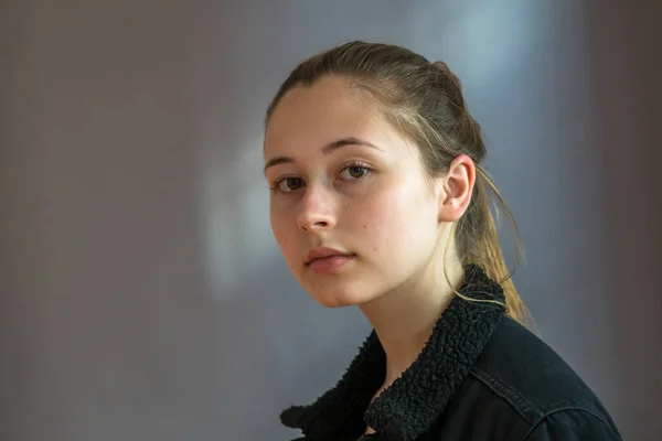 Retrato Cerca Una Bonita Adolescente Con Pelo Cola Caballo Piel —  Fotos de Stock