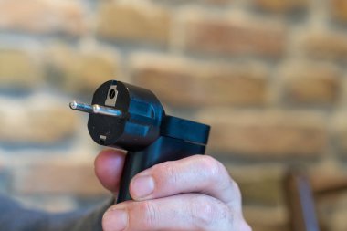 Avrupa 'daki iki pim kablosunun sonunda fiş var