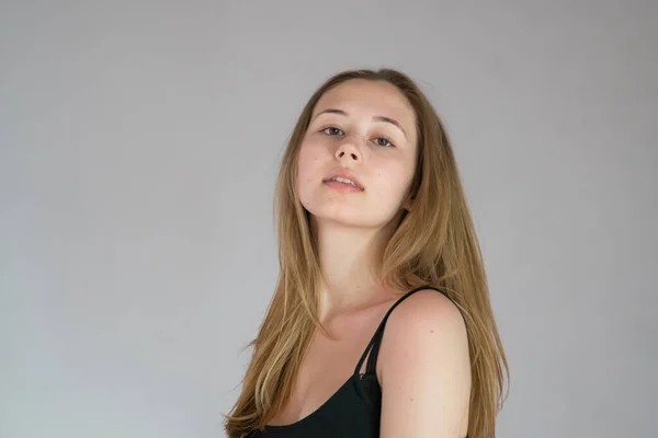 Retrato Uma Jovem Definhante Encantadora Com Cabelos Longos Posando Olhando — Fotografia de Stock