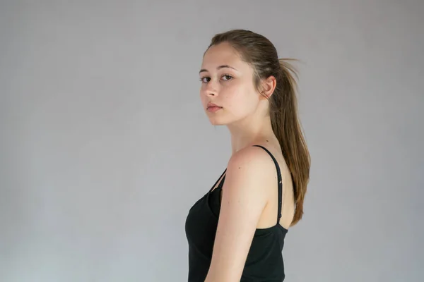 Retrato Uma Menina Bonita Adolescente Com Cabelo Loiro Natural Longo — Fotografia de Stock