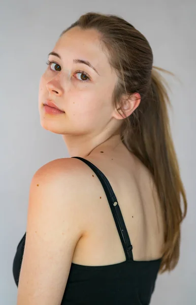 Retrato Uma Menina Bonita Adolescente Com Cabelo Loiro Natural Longo — Fotografia de Stock