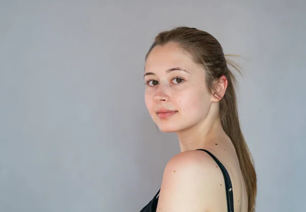 Retrato Una Bonita Adolescente Con Pelo Largo Rubio Natural Piel —  Fotos de Stock