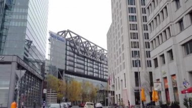 Berlin, Almanya - 7 Haziran 2020: Potsdamer Platz 'daki yüksek DB Deutsche Bahn gökdeleni ve S-Bahn istasyonu