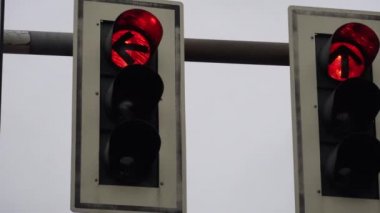 Kırmızı trafik ışığı yeşile dönüyor, izin ya da yetki kavramı