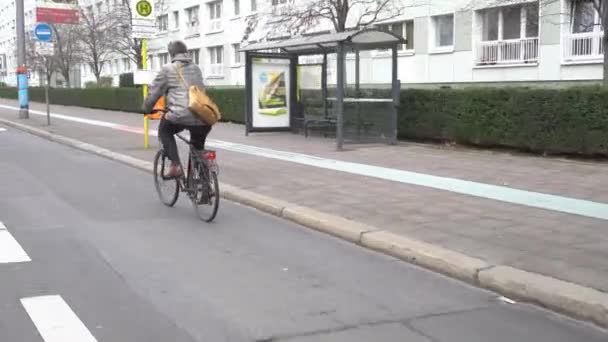 Berlin Almanya Haziran 2020 Şehir Yolunda Bisiklet Süren Bir Bisikletçiyi — Stok video