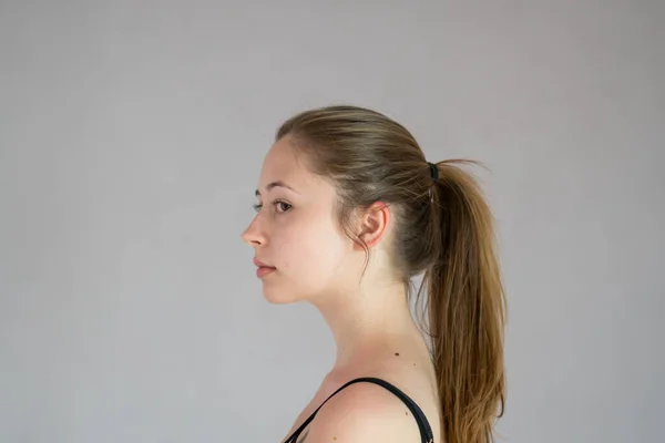 Retrato Perfil Una Bonita Adolescente Con Pelo Cola Caballo —  Fotos de Stock