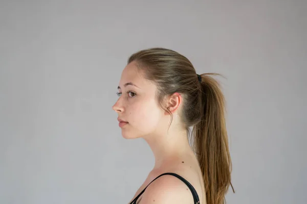 Profil Portrét Hezké Dospívající Dívky Culíkem Vlasy — Stock fotografie