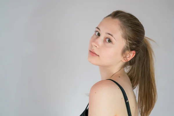 Semi Retrato Perfil Uma Jovem Definhante Encantadora Com Cabelo Rabo — Fotografia de Stock