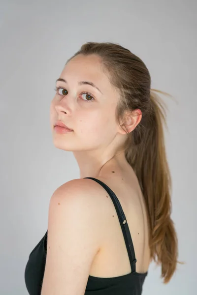 Retrato Semi Perfil Una Joven Languideciente Encantadora Con Pelo Cola — Foto de Stock