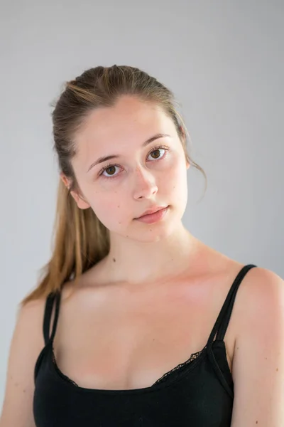 Aantrekkelijke Jonge Vrouw Poseren Studio Tegen Een Grijze Achtergrond — Stockfoto