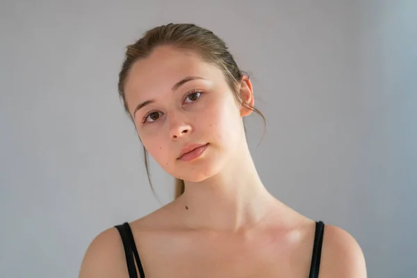Estúdio Retrato Adolescente Bonito Olhando Para Câmera Contra Fundo Cinza — Fotografia de Stock