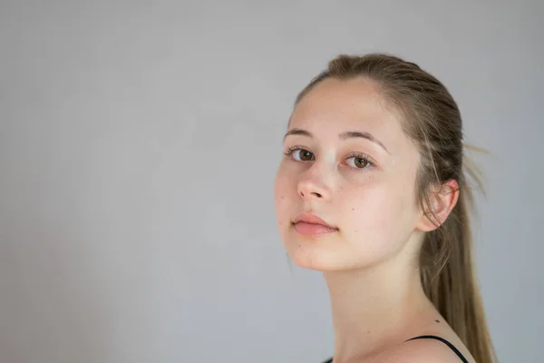 Studio Portrét Roztomilého Adolescenta Dívající Kamery Šedém Pozadí — Stock fotografie