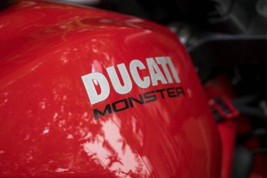 Berlin, Almanya - 10 Haziran 2020: Kırmızı Ducati motosikleti. Ducati Motor Holding S.P.A. motosiklet tasarlayan ve üreten bir İtalyan firmasıdır.