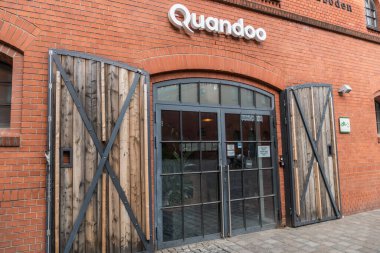 Berlin, Almanya - 10 Haziran 2020: Quandoo Almanya 'nın dış tabelaları, dünya çapında bir çevrimiçi rezervasyon sistemi sağlayan Alman başlangıç şirketi GmbH