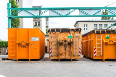 Berlin, Almanya - 8 Haziran 2020: Berliner Stadtreinigungsbetriebe (BSR) turuncu geri dönüşüm çöpü geri dönüşümlü atıkların atılması için