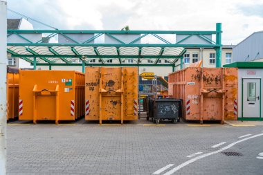 Berlin, Almanya - 8 Haziran 2020: Berliner Stadtreinigungsbetriebe (BSR) turuncu geri dönüşüm çöpü geri dönüşümlü atıkların atılması için