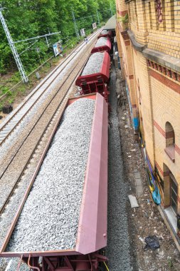 Yüklü taşlı kargo treni, yukarıdan görünüyor.
