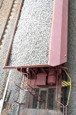 Yüklü taşlı kargo treni, yukarıdan görünüyor.