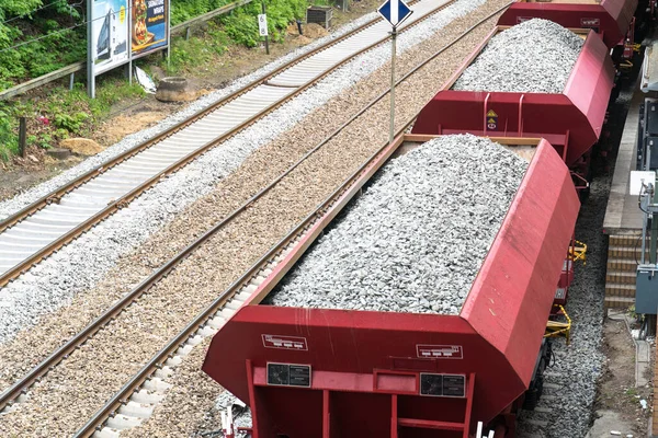 Yüklü Taşlı Kargo Treni Yukarıdan Görünüyor — Stok fotoğraf