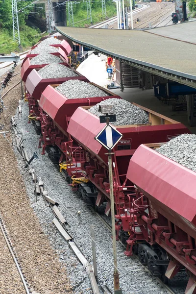 Yüklü Taşlı Kargo Treni Yukarıdan Görünüyor — Stok fotoğraf