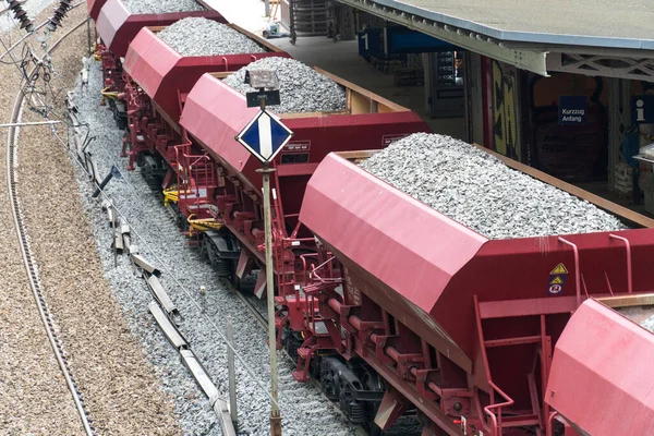 Yüklü Taşlı Kargo Treni Yukarıdan Görünüyor — Stok fotoğraf