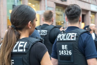 Berlin, Almanya - 13 Haziran 2020: Geri dönen polis ve polisler, açık hava