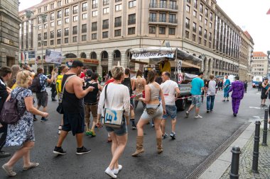 Berlin, Almanya - 13 Haziran 2020: COVID-19 kısıtlayıcı tedbirlerine karşı Özgürlük Yürüyüşü Korona Dans Gösterisi