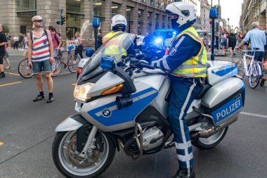 Berlin, Almanya - 13 Haziran 2020: Açık hava gösterisi sırasında BMW motosikletinde oturan tanınmayan Alman polisi