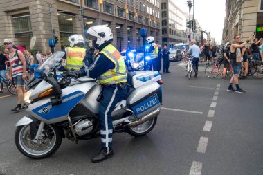 Berlin, Almanya - 13 Haziran 2020: Açık hava gösterisi sırasında BMW motosikletinde oturan tanınmayan Alman polisi