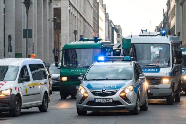 Berlin, Almanya - 13 Haziran 2020: Alman ulusal polis arabası ve kamyonetleri. Almanya 'daki kolluk kuvvetleri anayasal olarak sadece devletlere aittir.