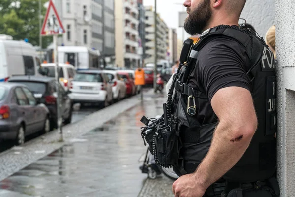 Berlín Alemania Junio 2020 Imagen Recortada Policía Barbudo Aire Libre — Foto de Stock