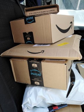 Berlin, Almanya - 15 Haziran 2020: Amazon Prime Boxes. Amazon, e-ticaret, bulut hesaplama, dijital akım ve yapay zekaya odaklanan bir Amerikan çokuluslu teknoloji şirketidir.