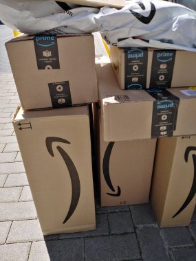 Berlin, Almanya - 15 Haziran 2020: Amazon Prime Boxes. Amazon, e-ticaret, bulut hesaplama, dijital akım ve yapay zekaya odaklanan bir Amerikan çokuluslu teknoloji şirketidir.