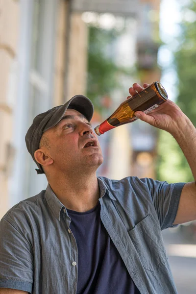 Hombre Bebiendo Cerveza Directamente Botella — Foto de Stock