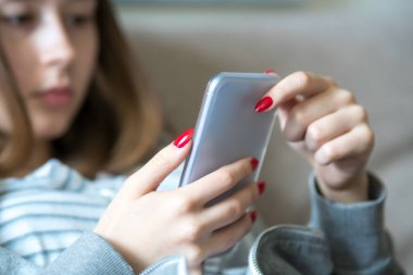 Güzel bir genç kızın profil portresini kapat.