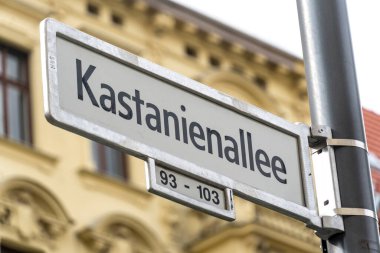 Kastanienallee sokak ismi levhası Berlin Prenzlauer Berg, Almanya 'da