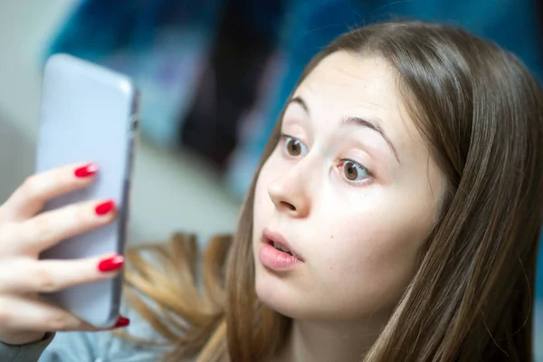 Chockad Tonårstjej Läser Överraskande Meddelanden Sin Smartphone Selektiv Inriktning — Stockfoto
