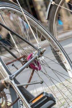 Bisiklet tekerlekleri üzerinde konuşmalar