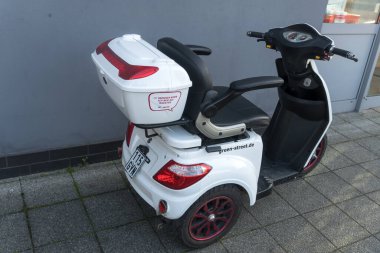 Berlin, Almanya - 16 Haziran 2020: E-Mover üç tekerlekli elektrikli scooter GreenStreet