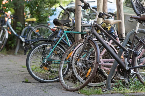 Βερολίνο Γερμανία Ιουνίου 2020 Parked Bikes Outdoor — Φωτογραφία Αρχείου