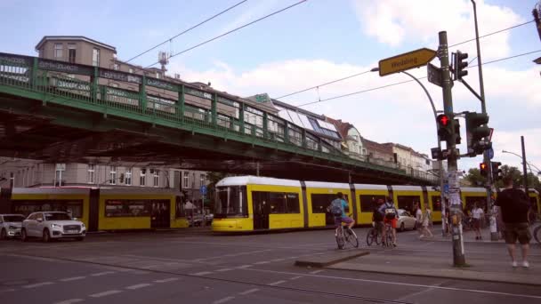 Berlin Tyskland Juni 2020 Streetcar Och Bilar Schnhauser Allee Viktigaste — Stockvideo