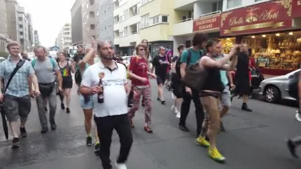 Βερολίνο Γερμανία Ιουνίου 2020 Διαδηλωτές Που Χορεύουν Συμμετέχουν Διαδήλωση Ενάντια — Αρχείο Βίντεο