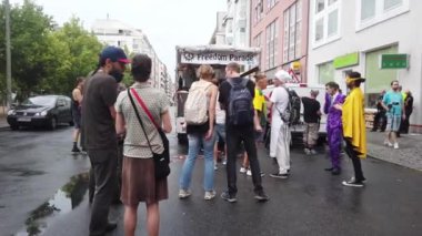 Berlin, Almanya - 13 Haziran 2020: Kısıtlayıcı tedbirleri protesto etmek amacıyla Özgürlük Yürüyüşü Korona Dans Gösterisi